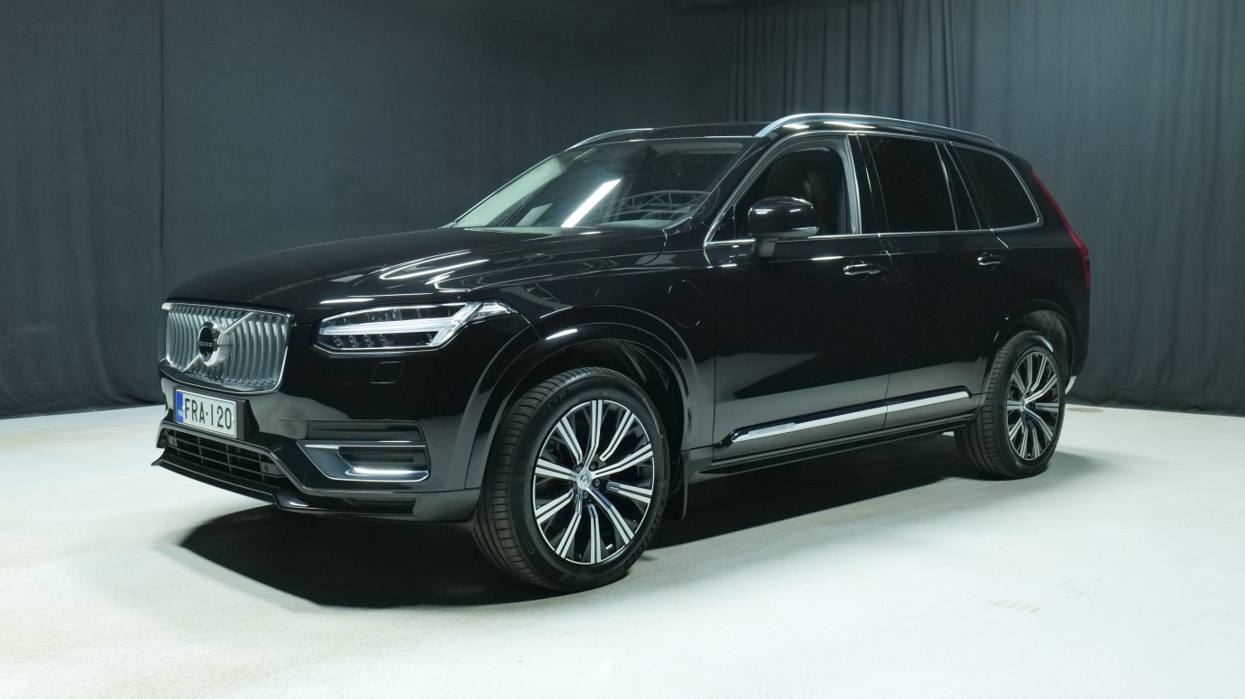 Esittelykuva Volvo XC90 kevythybridiautosta.