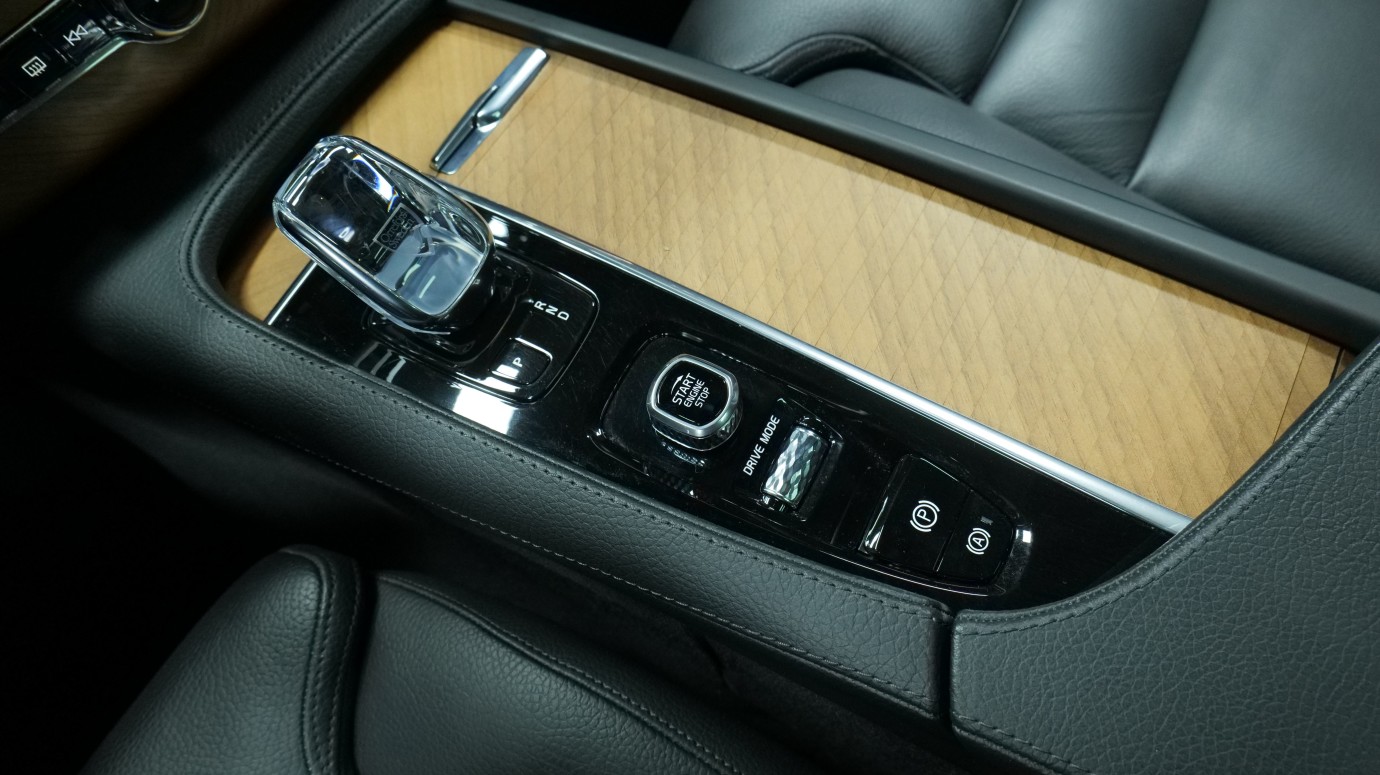 Esittelykuva Volvo XC90 kevythybridiautosta.