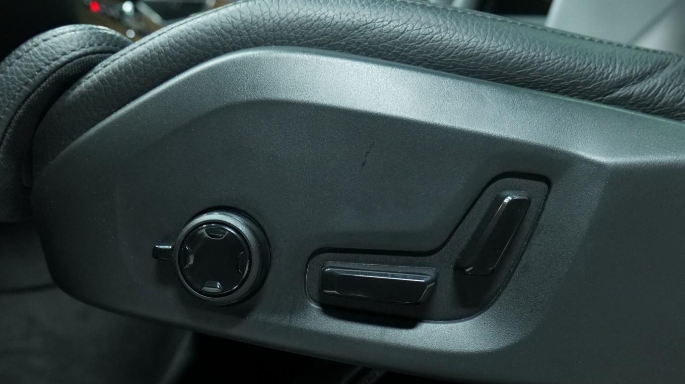 Esittelykuva Volvo XC90 kevythybridiautosta.