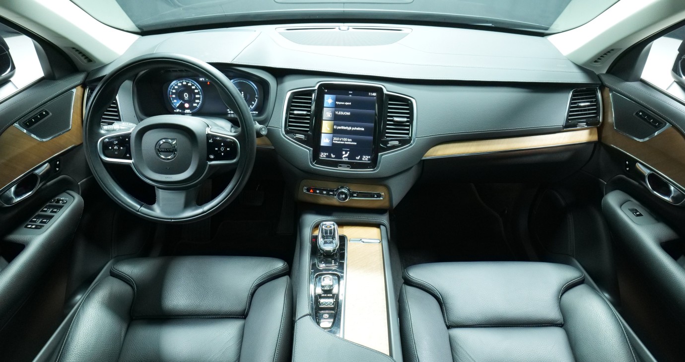 Esittelykuva Volvo XC90 kevythybridiautosta.
