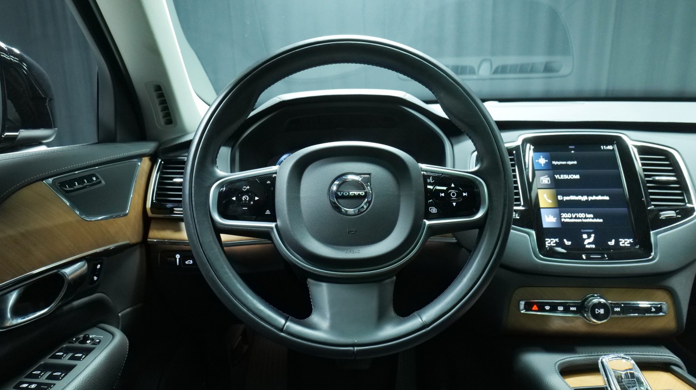 Esittelykuva Volvo XC90 kevythybridiautosta.