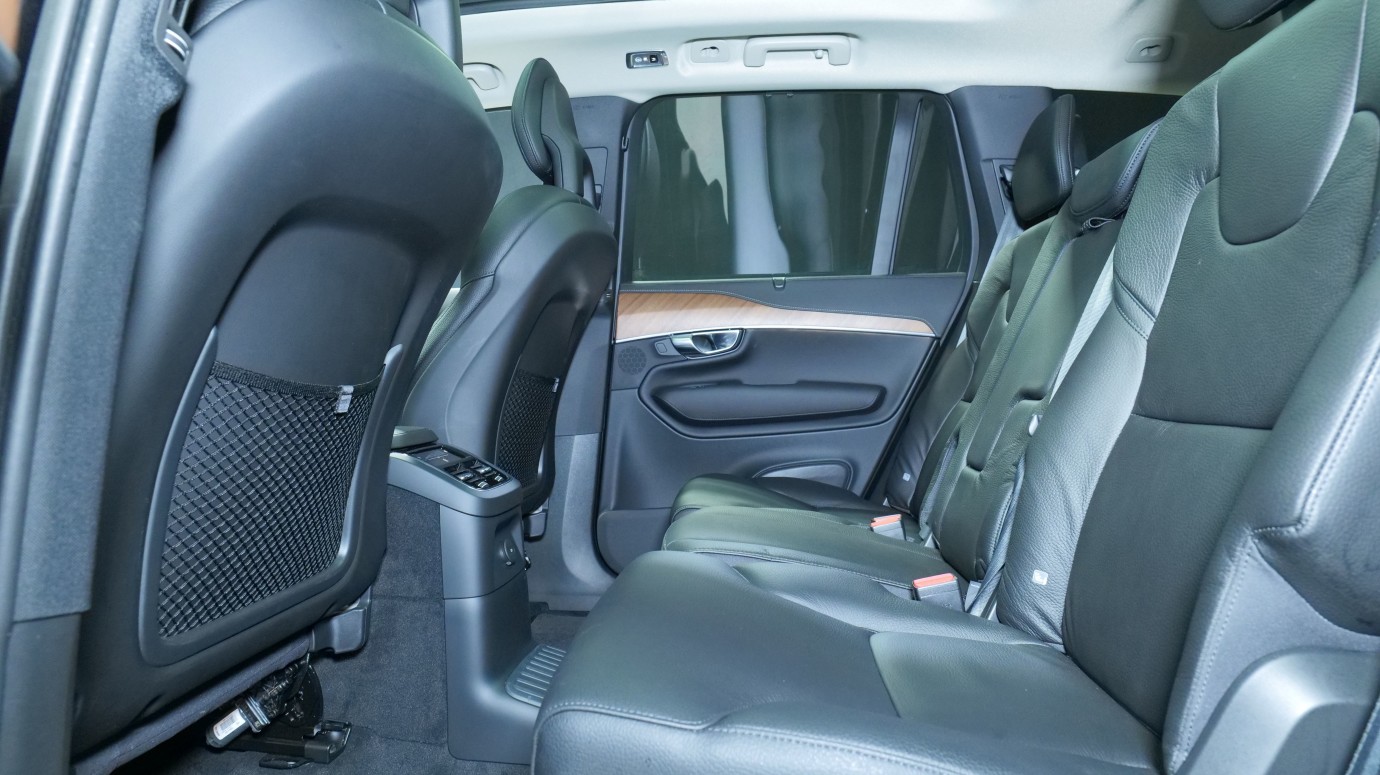 Esittelykuva Volvo XC90 kevythybridiautosta.