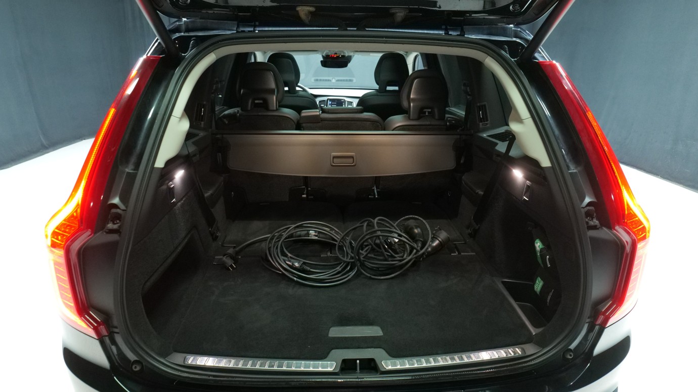 Esittelykuva Volvo XC90 kevythybridiautosta.