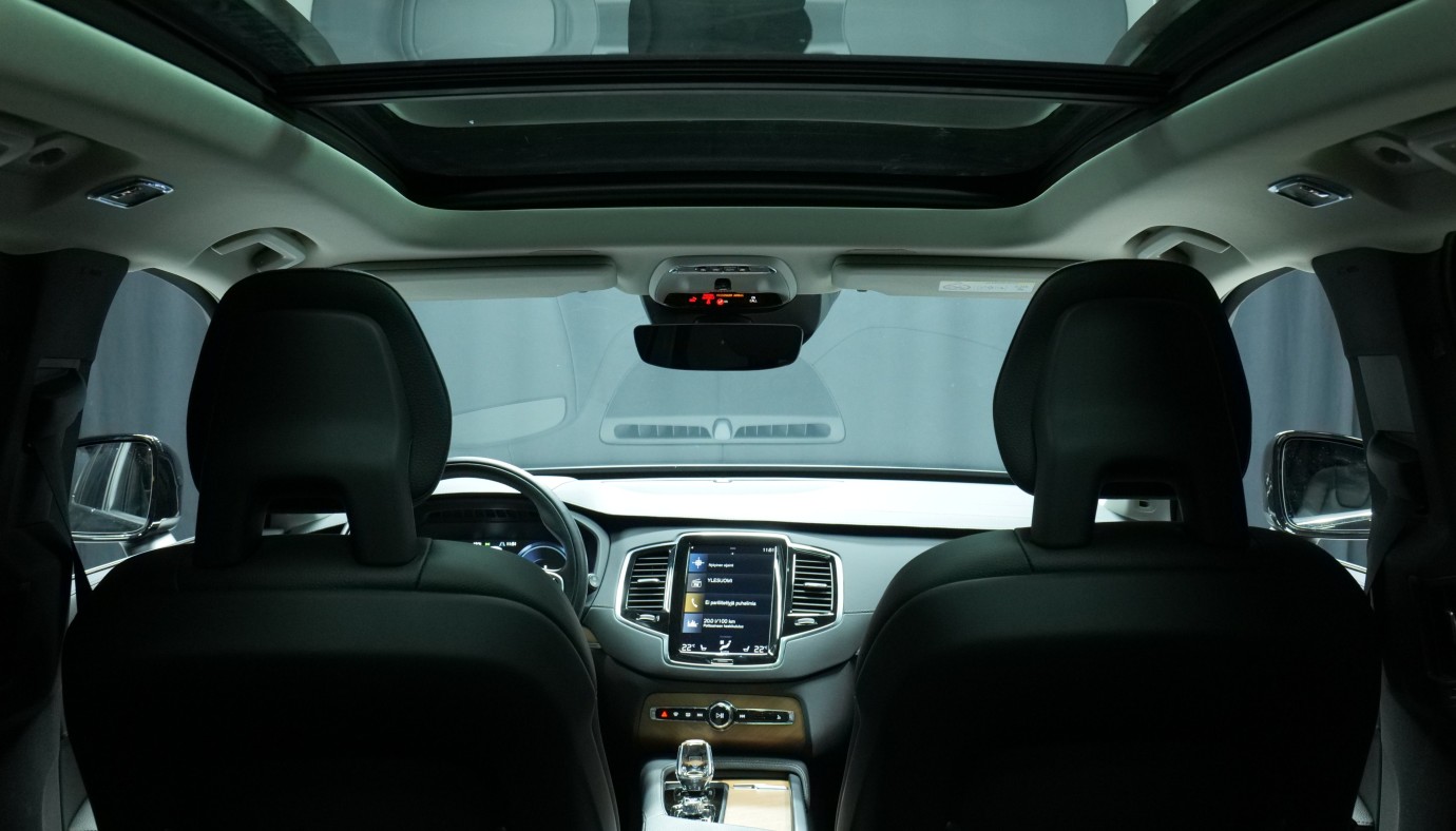 Esittelykuva Volvo XC90 kevythybridiautosta.