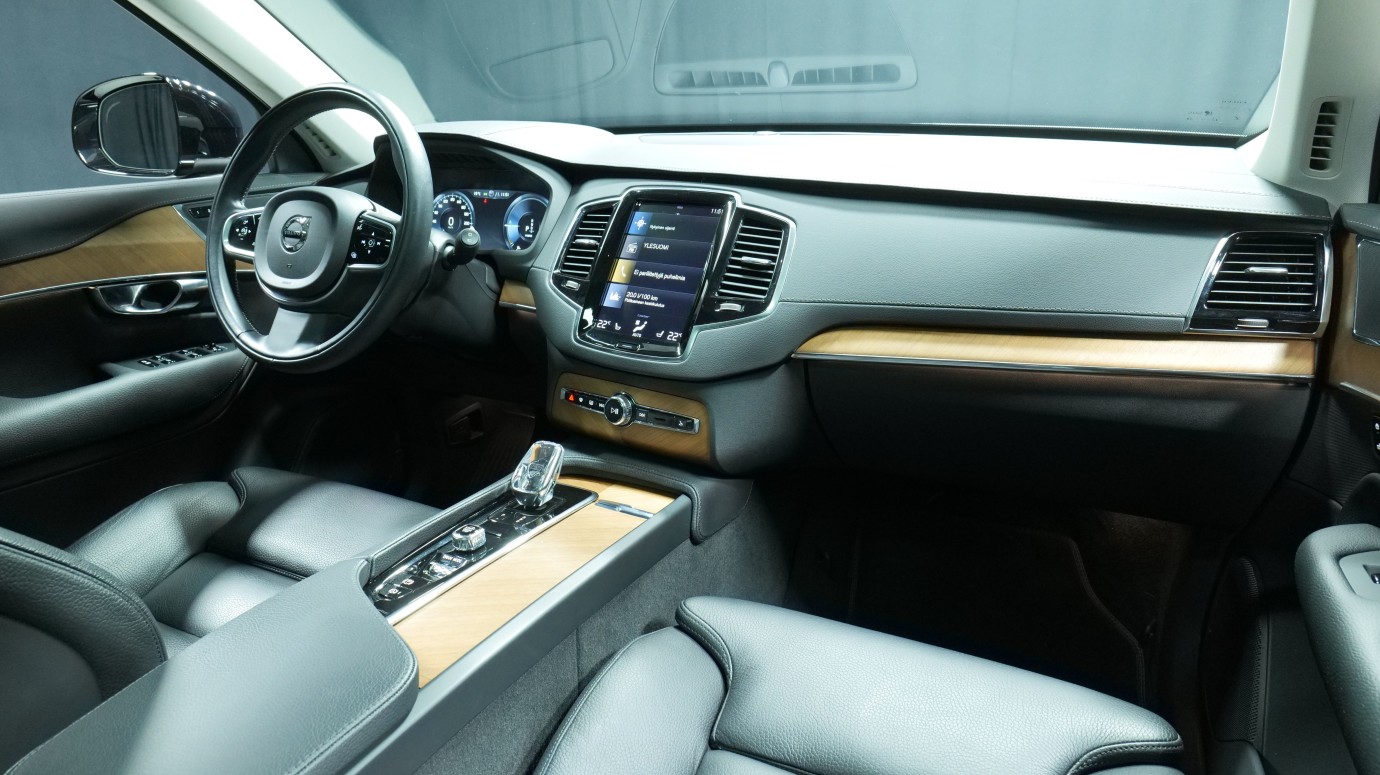 Esittelykuva Volvo XC90 kevythybridiautosta.