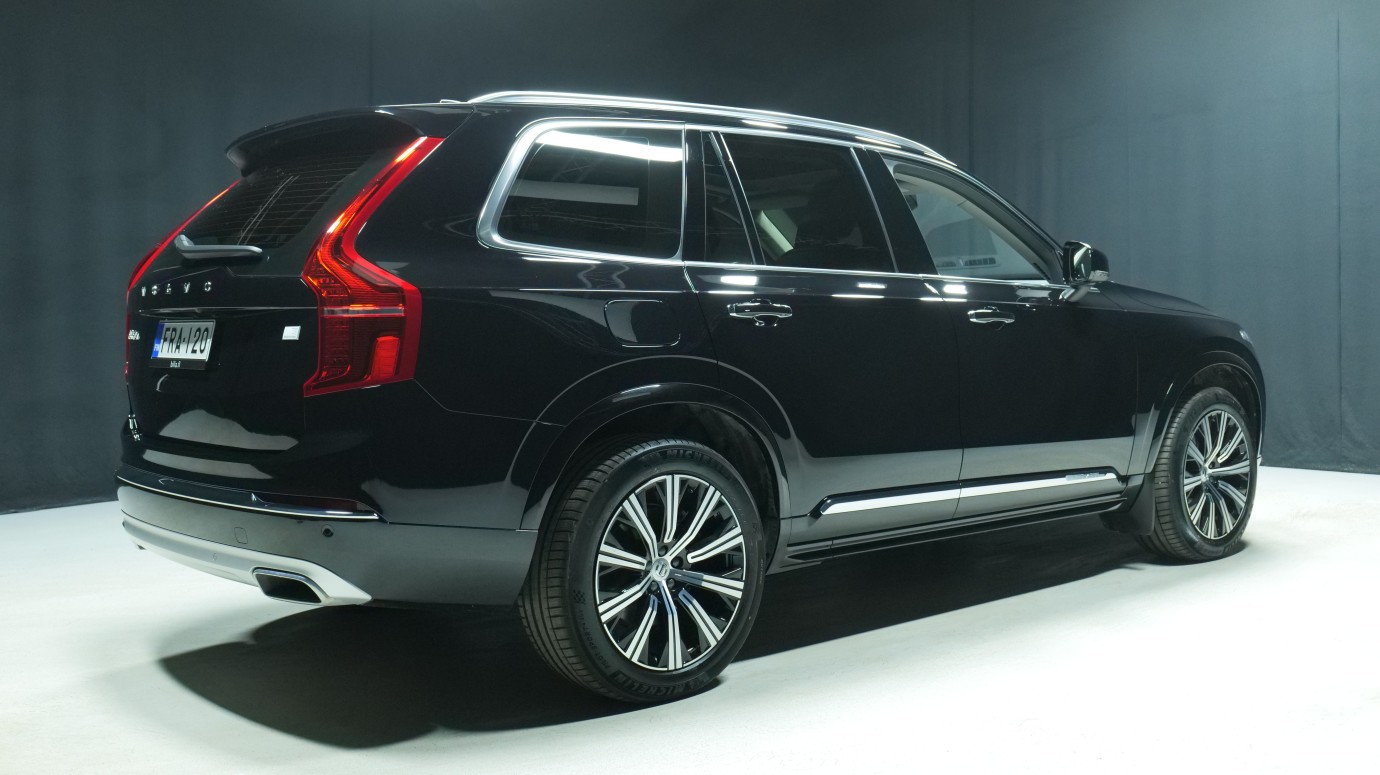 Esittelykuva Volvo XC90 kevythybridiautosta.