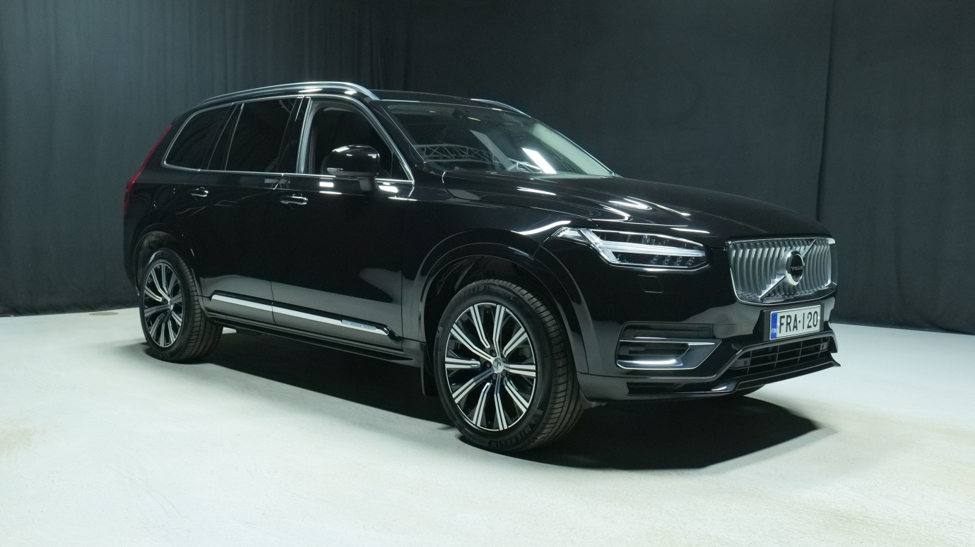 Esittelykuva Volvo XC90 kevythybridiautosta.
