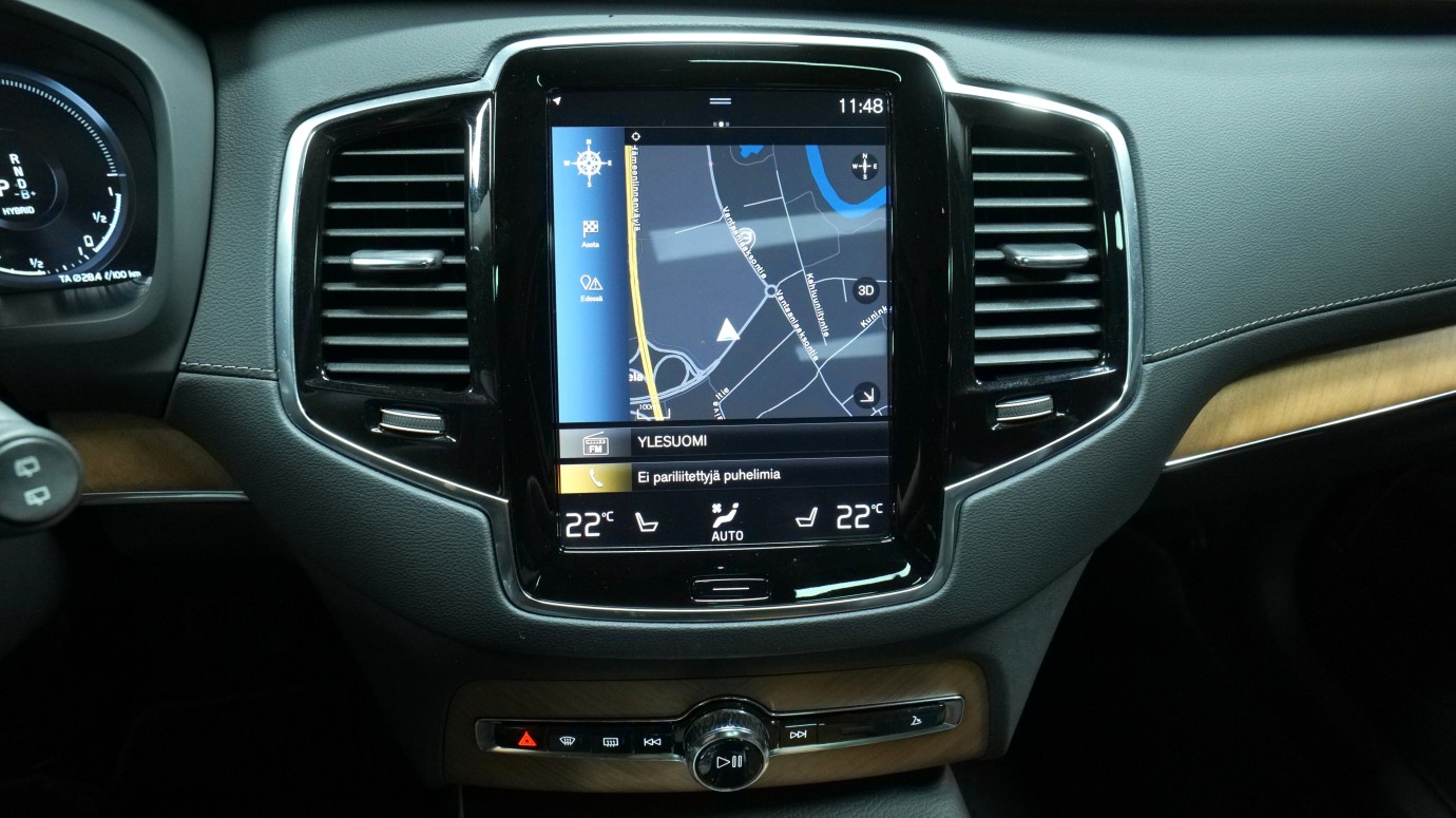 Esittelykuva Volvo XC90 kevythybridiautosta.