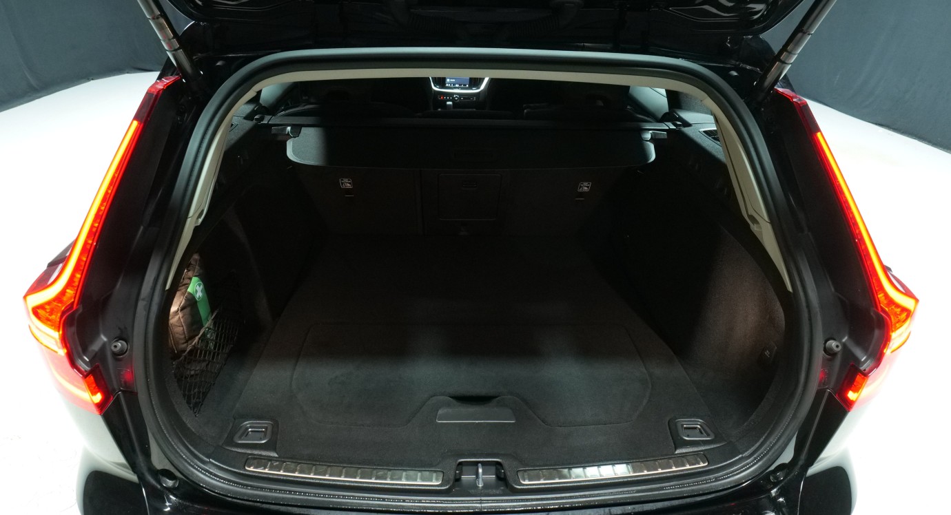 Esittelykuva Volvo V60 bensiiniautosta.