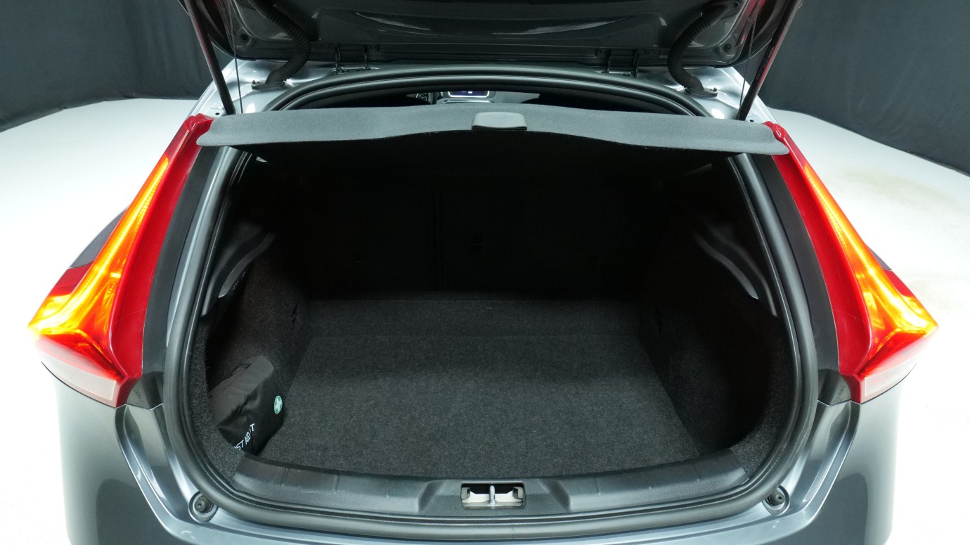 Esittelykuva Volvo V40 bensiiniautosta.