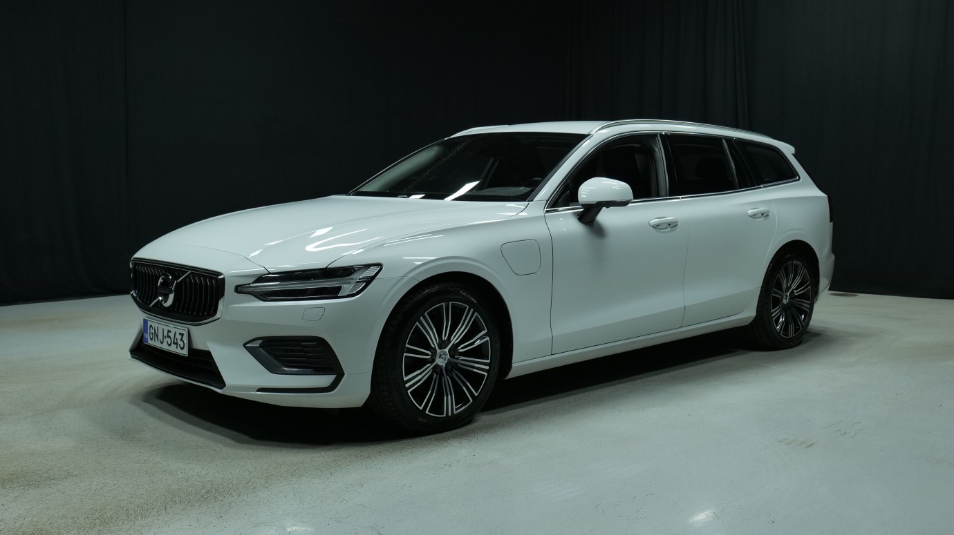 Esittelykuva Volvo V60 kevythybridiautosta.
