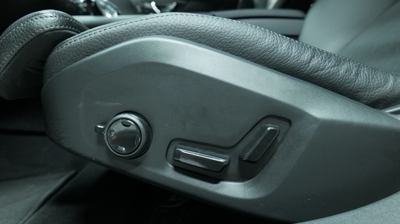 Esittelykuva Volvo V60 kevythybridiautosta.