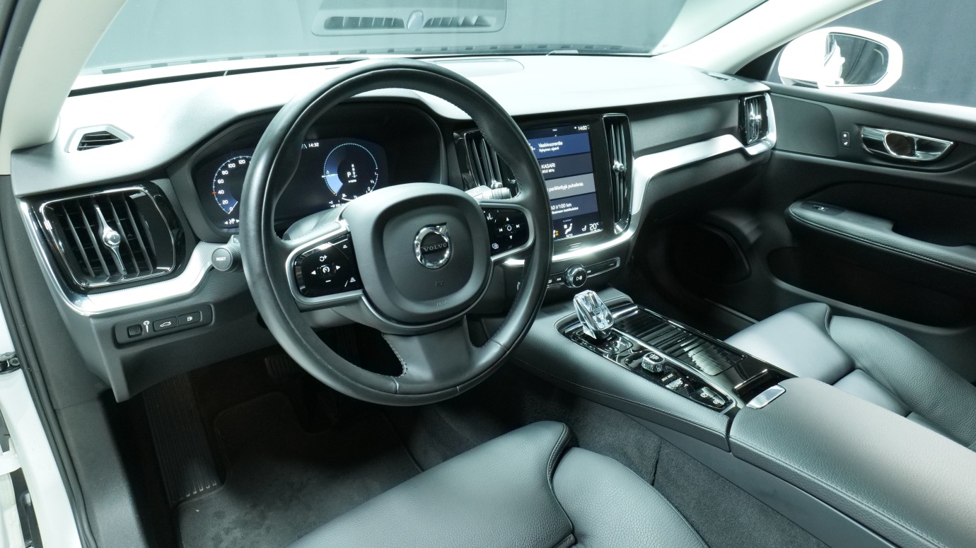 Esittelykuva Volvo V60 kevythybridiautosta.