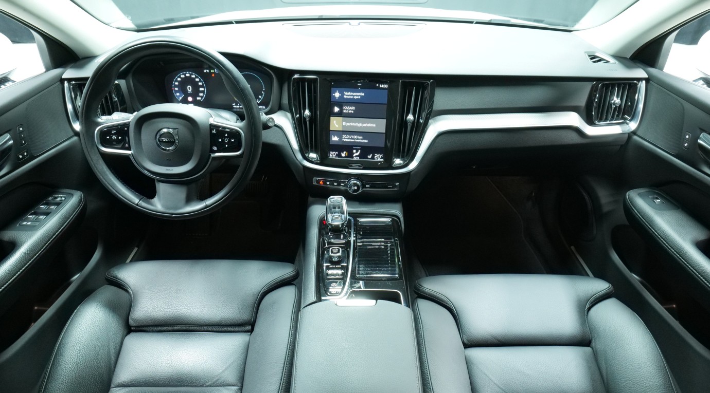 Esittelykuva Volvo V60 kevythybridiautosta.
