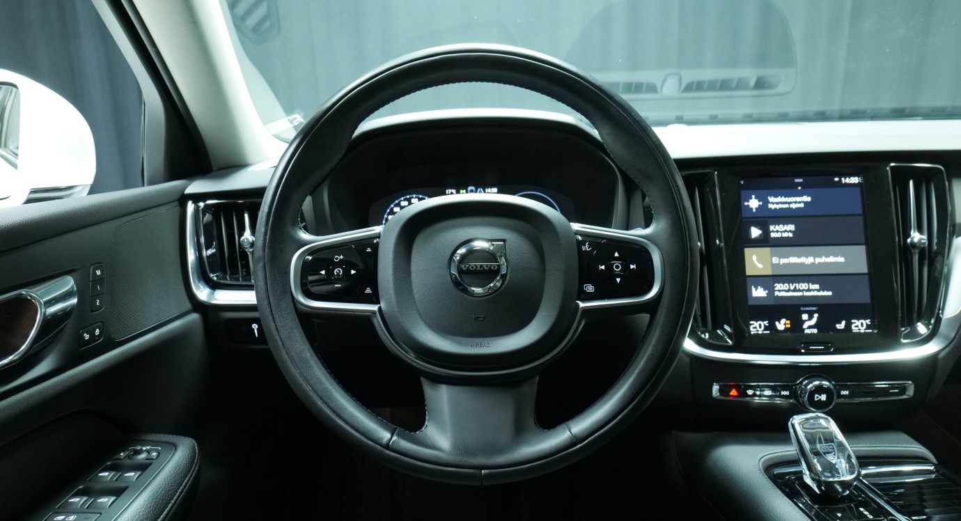 Esittelykuva Volvo V60 kevythybridiautosta.