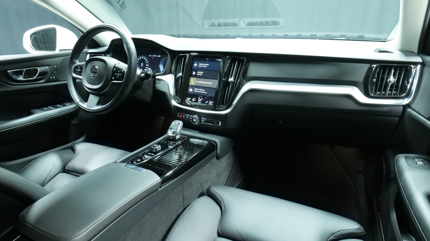 Esittelykuva Volvo V60 kevythybridiautosta.