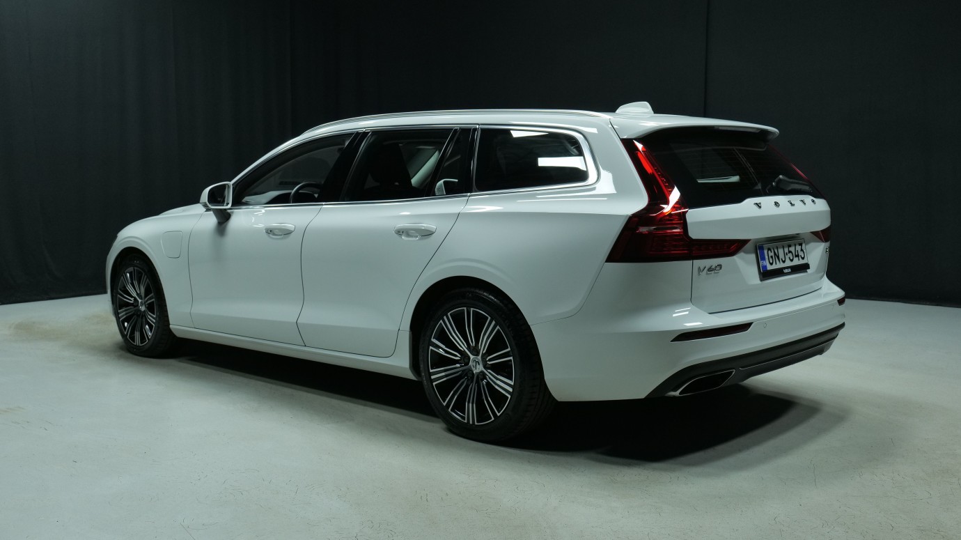 Esittelykuva Volvo V60 kevythybridiautosta.