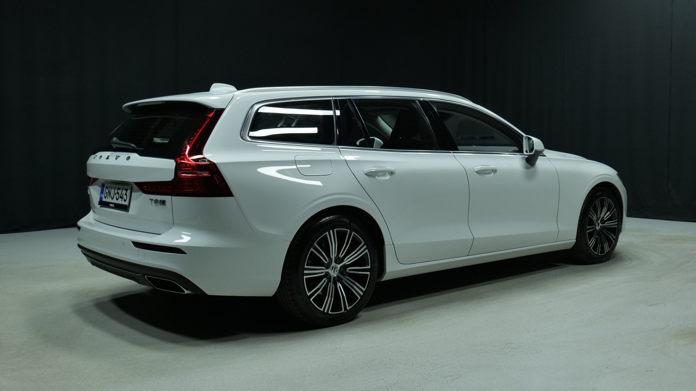 Esittelykuva Volvo V60 kevythybridiautosta.