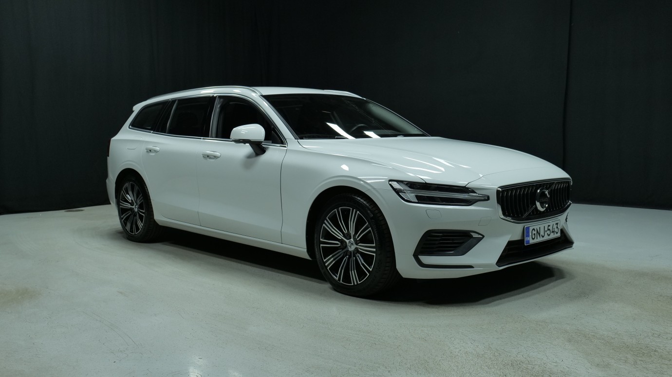 Esittelykuva Volvo V60 kevythybridiautosta.