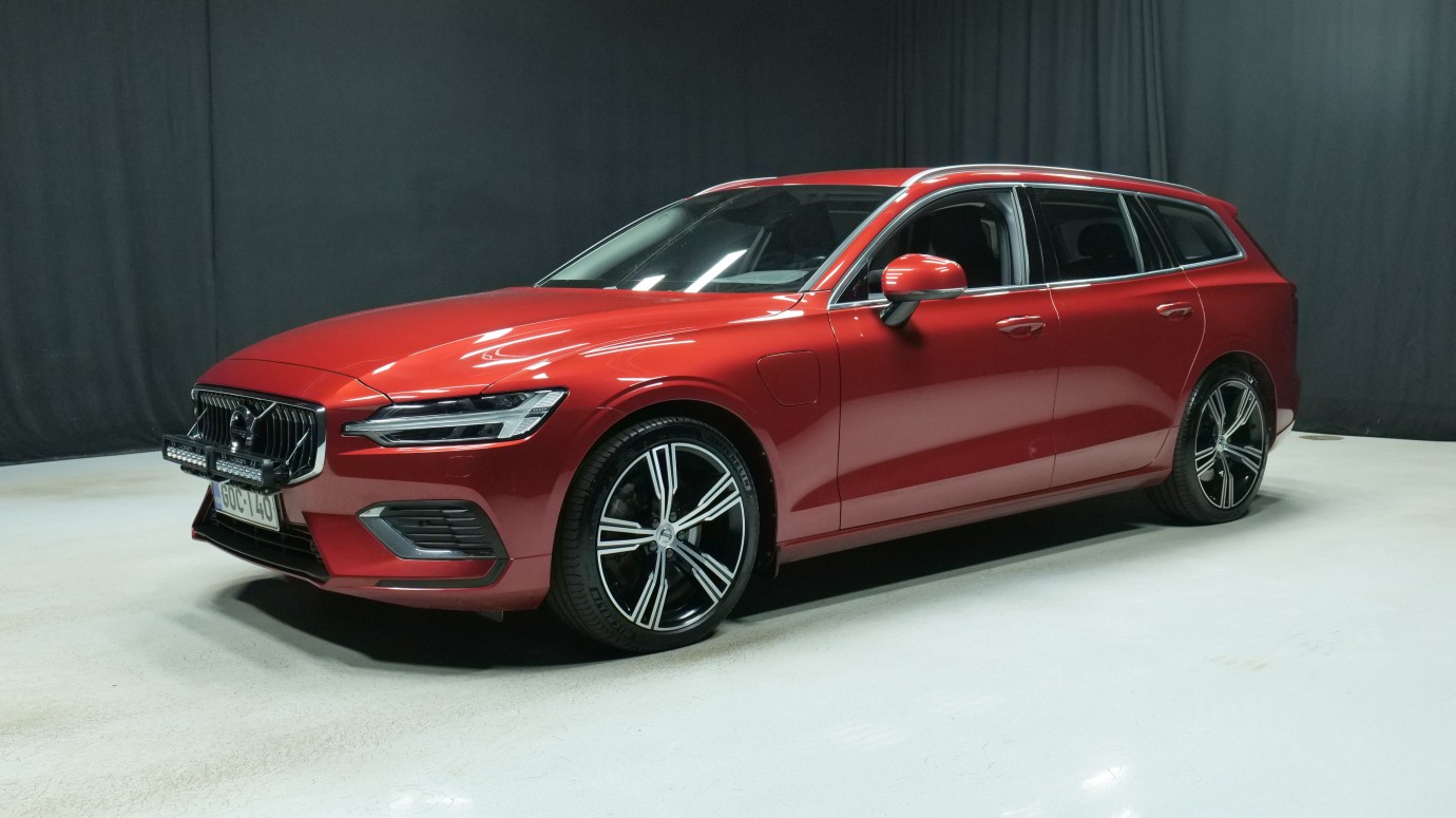 Esittelykuva Volvo V60 kevythybridiautosta.