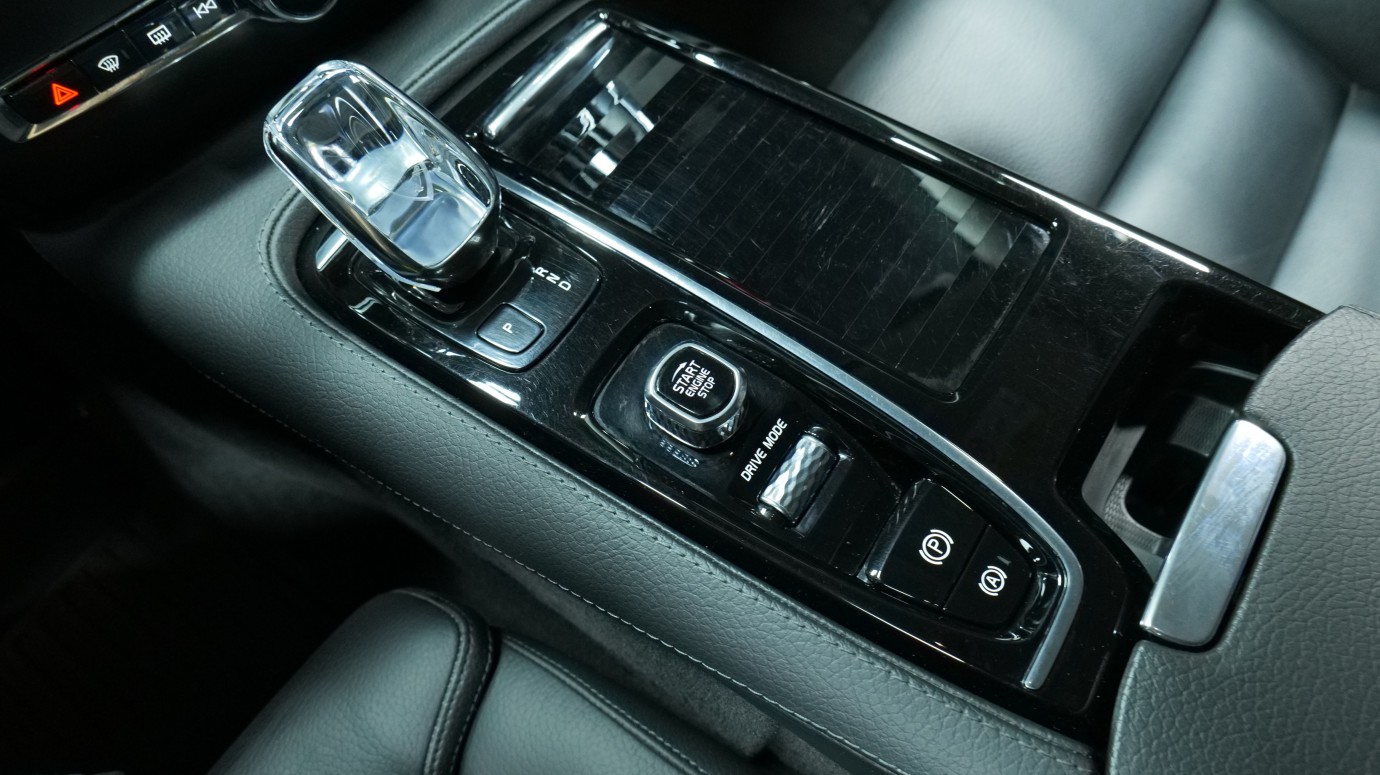 Esittelykuva Volvo V60 kevythybridiautosta.
