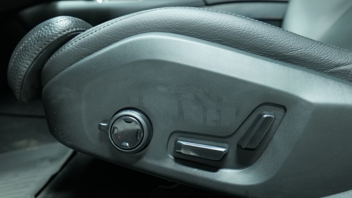 Esittelykuva Volvo V60 kevythybridiautosta.