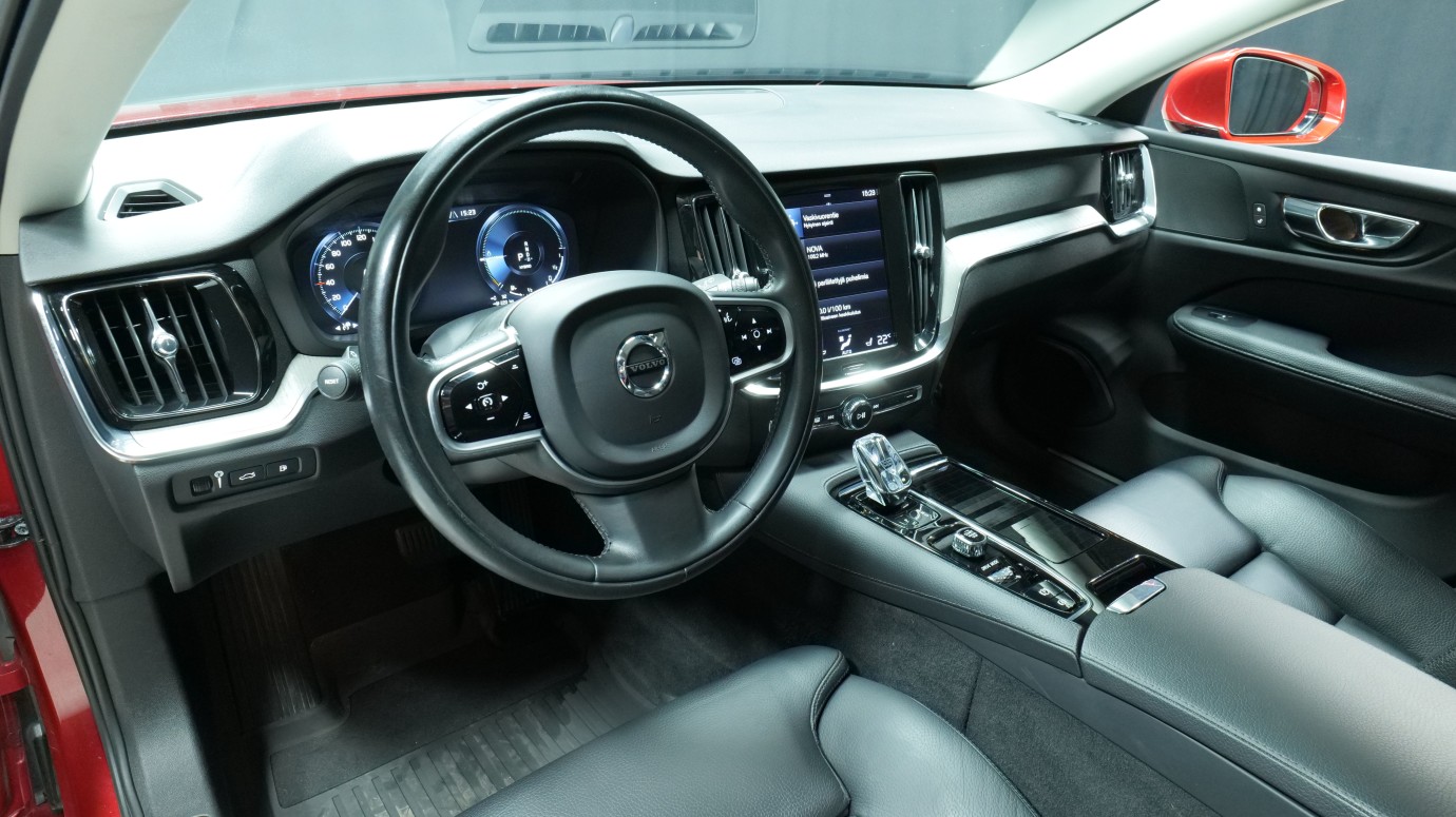Esittelykuva Volvo V60 kevythybridiautosta.