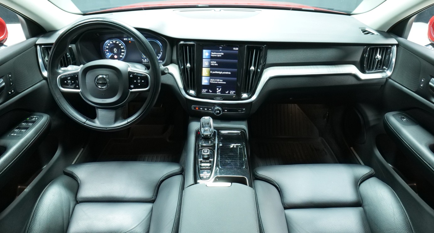 Esittelykuva Volvo V60 kevythybridiautosta.