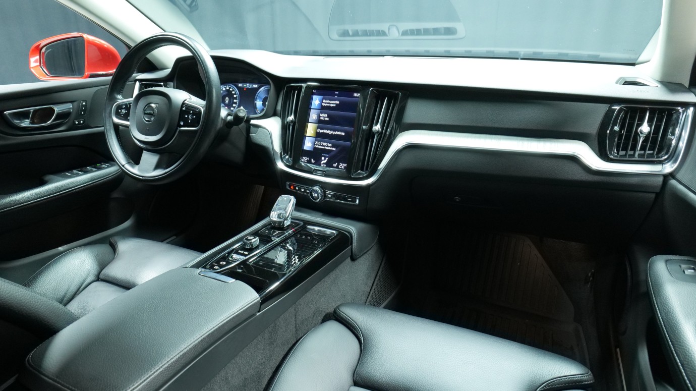 Esittelykuva Volvo V60 kevythybridiautosta.