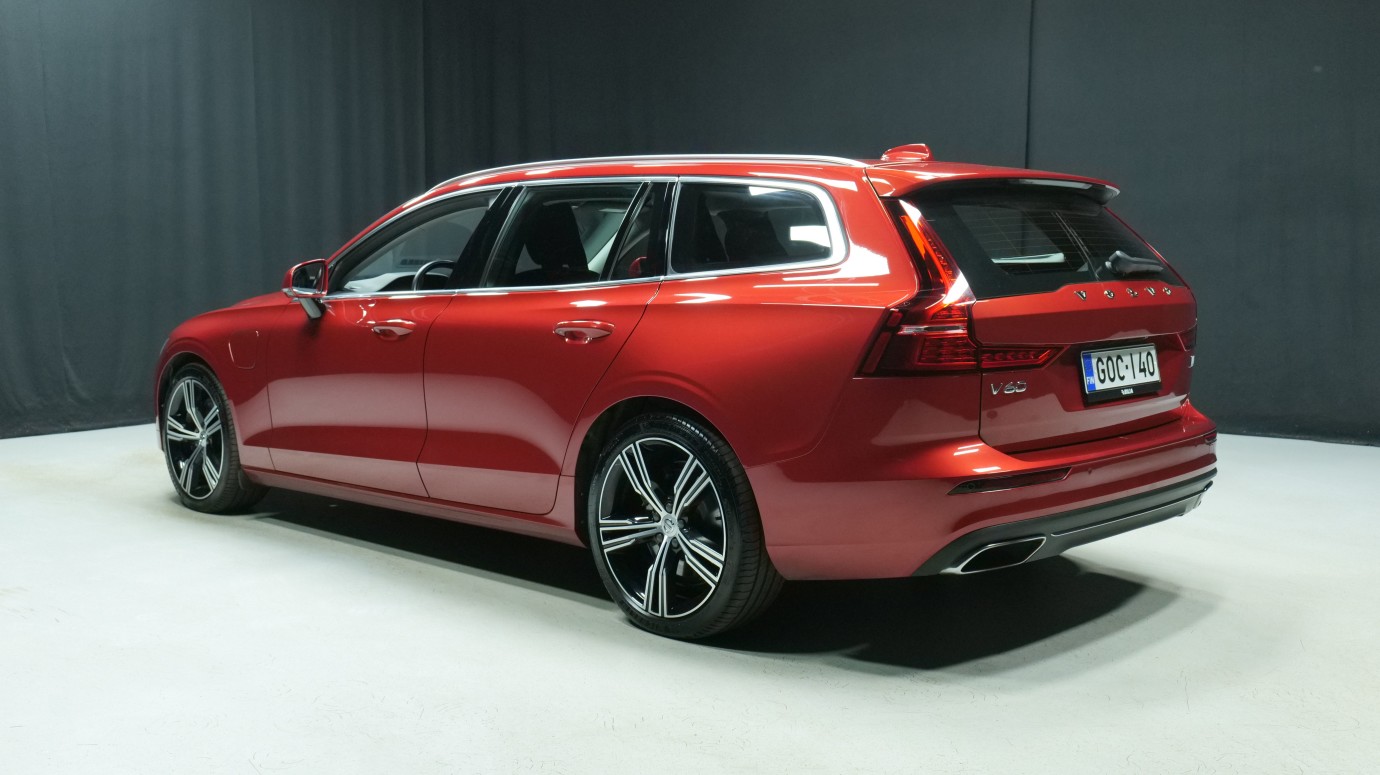 Esittelykuva Volvo V60 kevythybridiautosta.