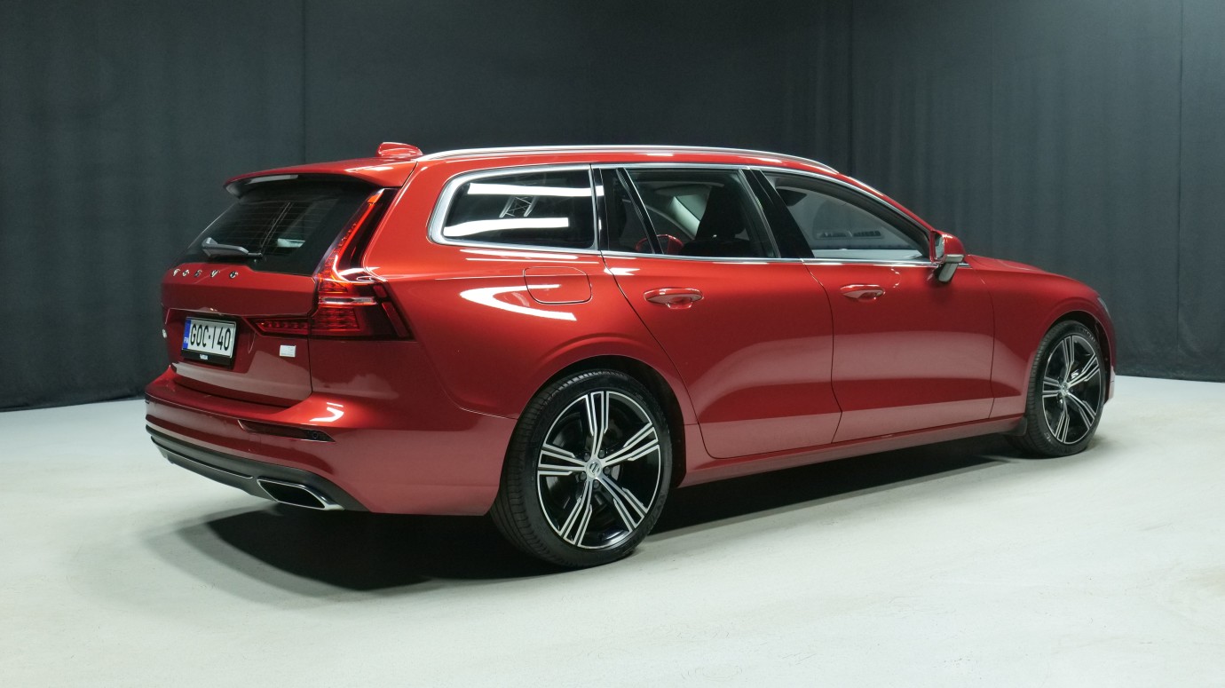 Esittelykuva Volvo V60 kevythybridiautosta.