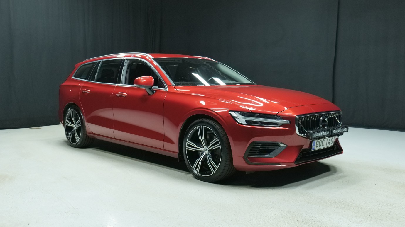 Esittelykuva Volvo V60 kevythybridiautosta.