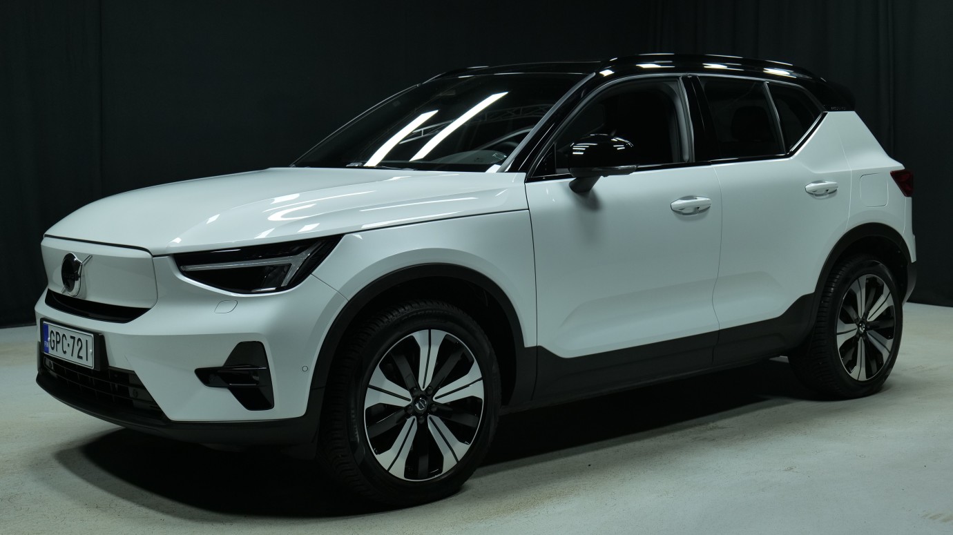 Esittelykuva Volvo XC40 täyssähköautosta.