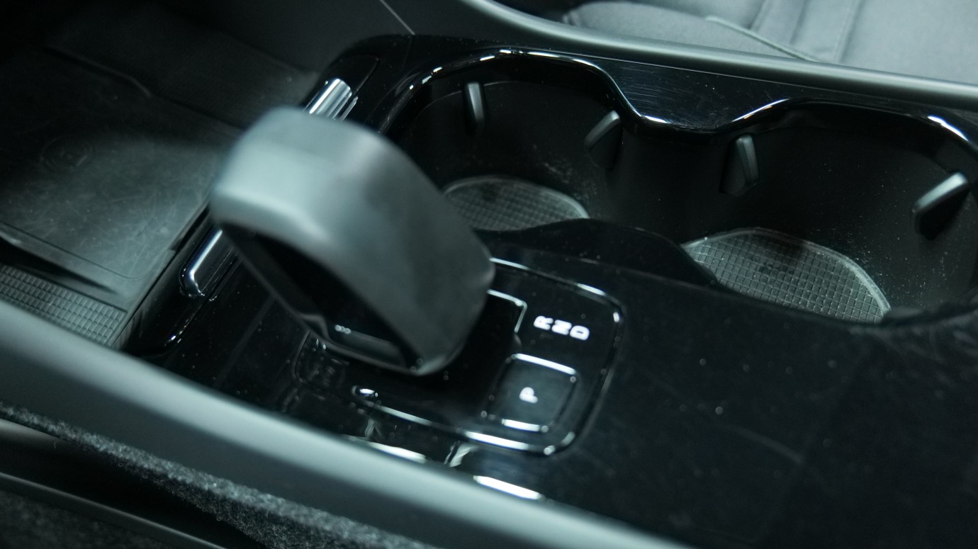 Esittelykuva Volvo XC40 täyssähköautosta.