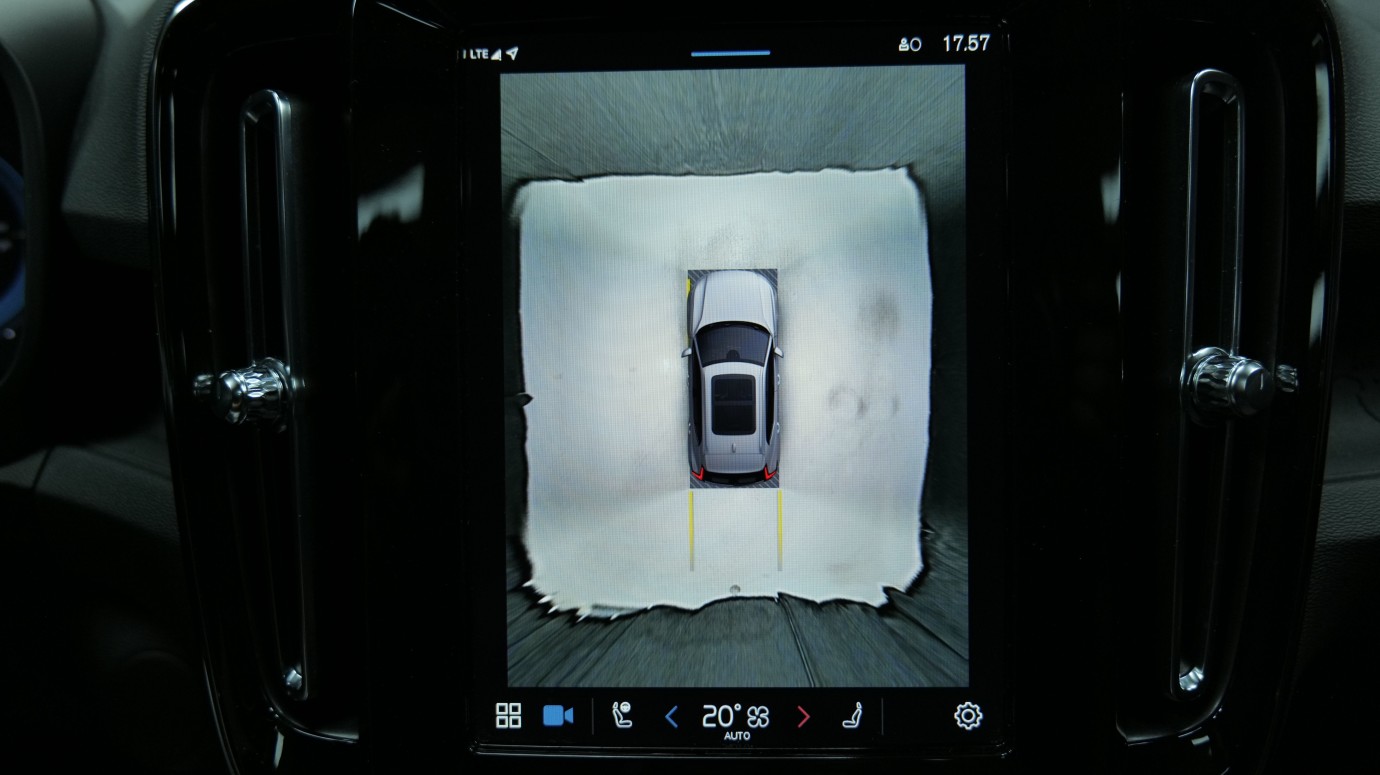 Esittelykuva Volvo XC40 täyssähköautosta.