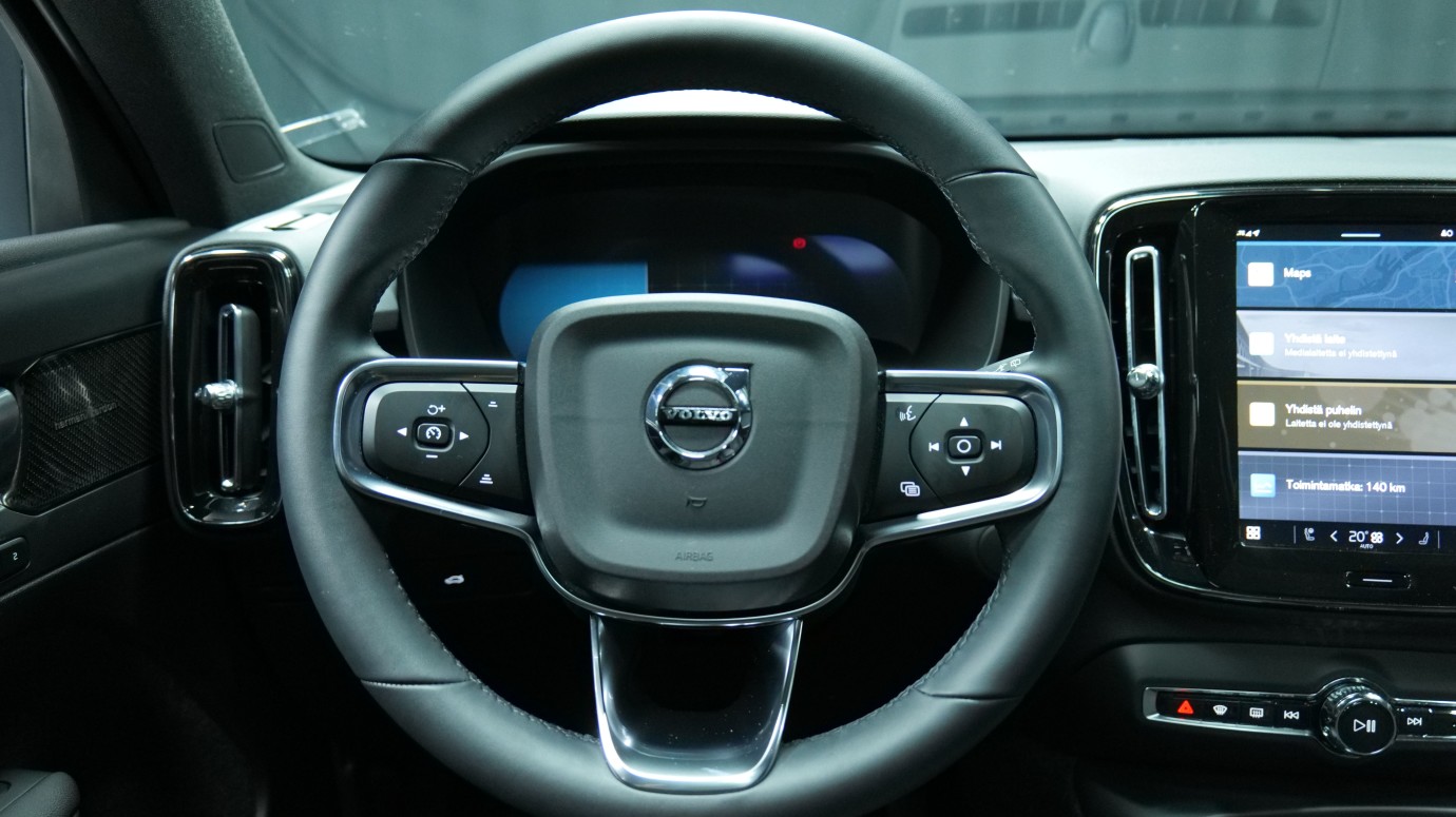Esittelykuva Volvo XC40 täyssähköautosta.