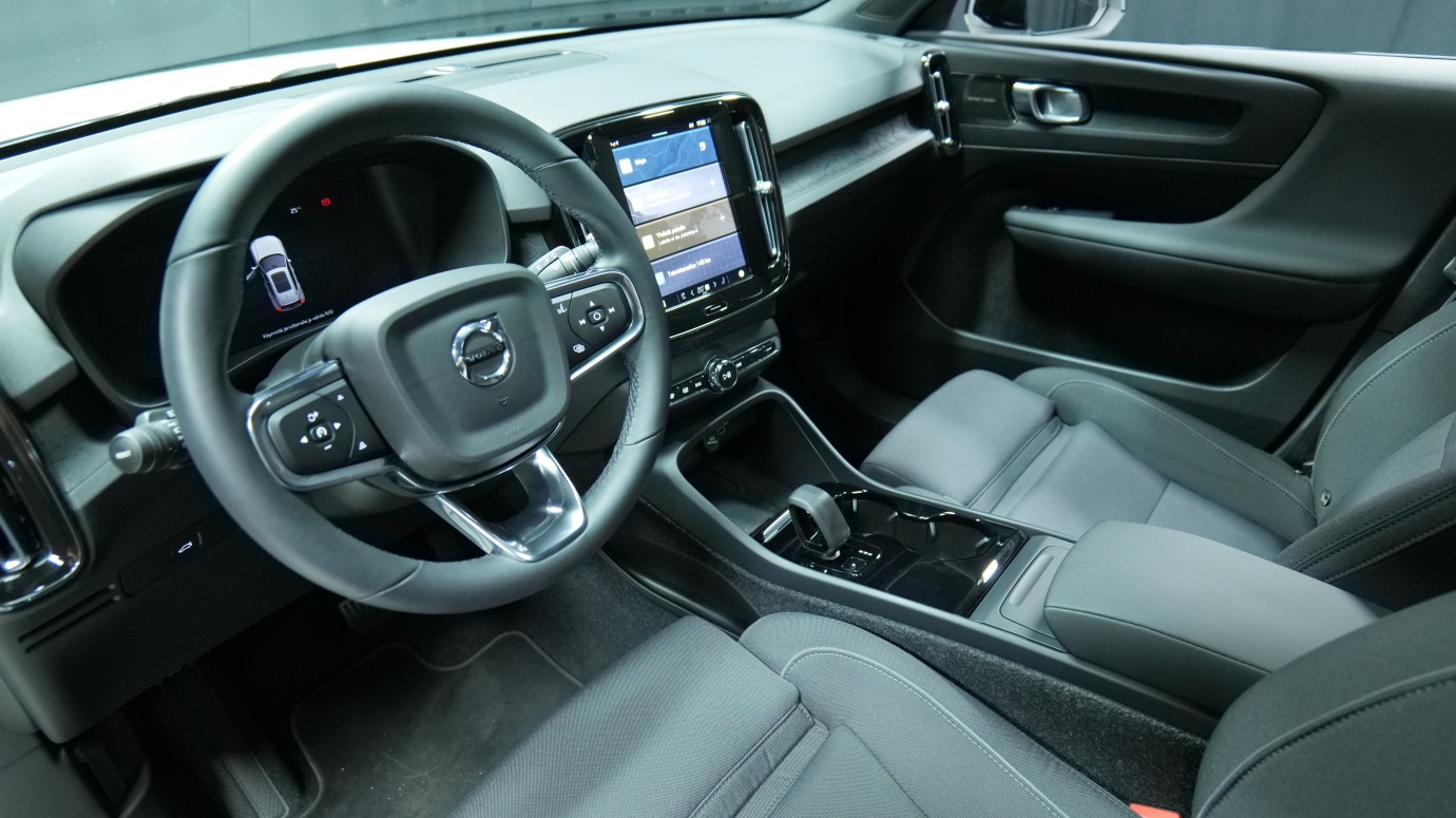 Esittelykuva Volvo XC40 täyssähköautosta.