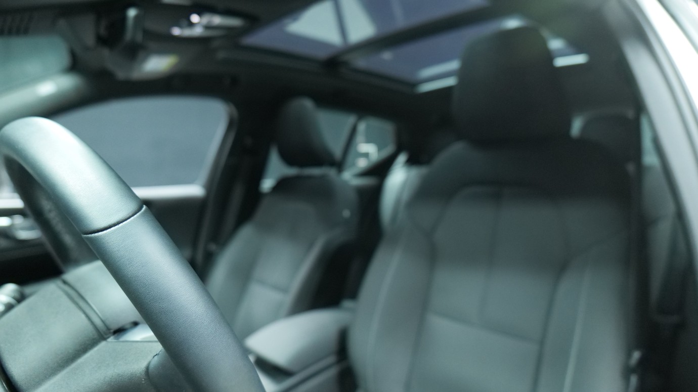 Esittelykuva Volvo XC40 täyssähköautosta.