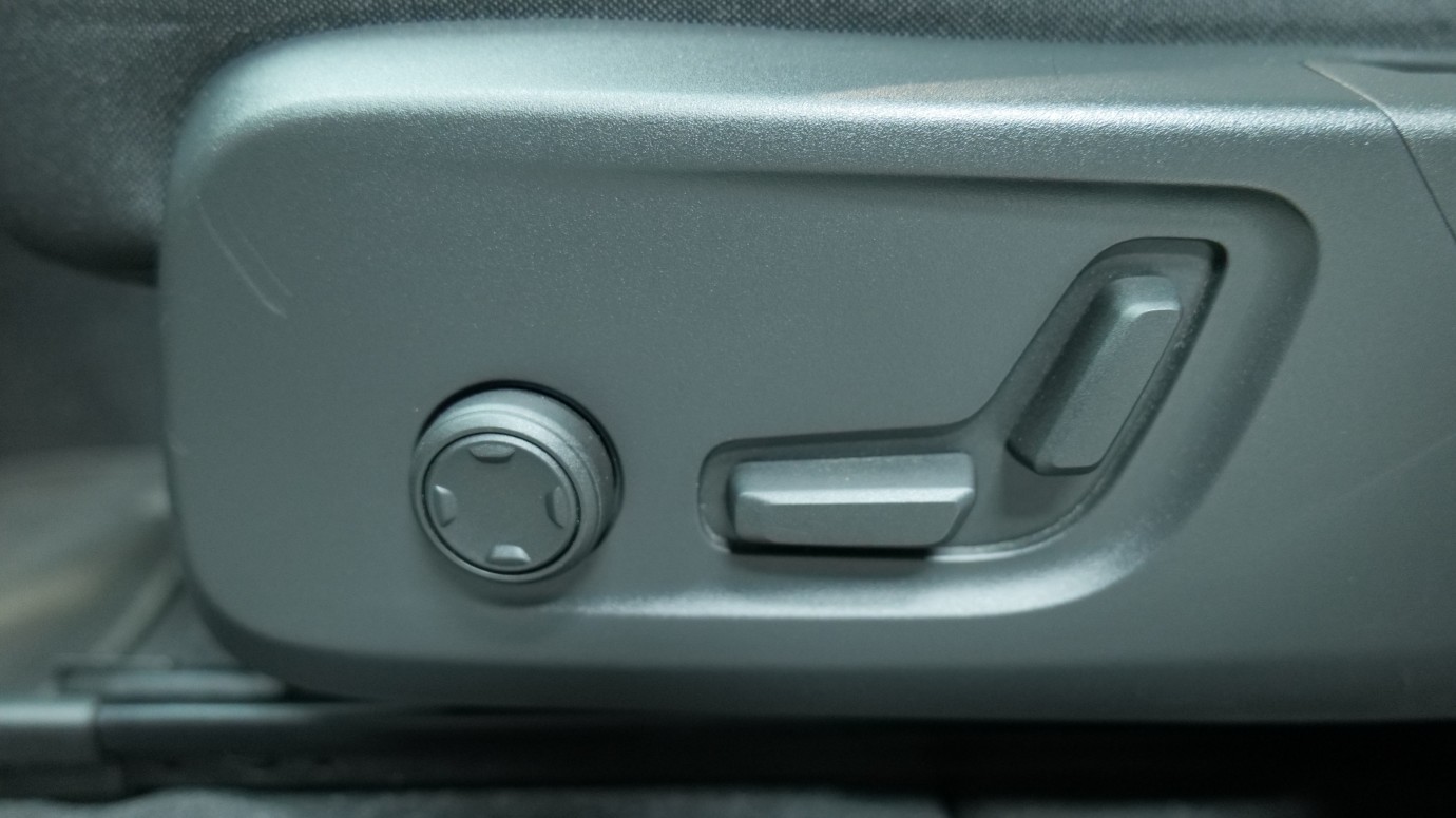 Esittelykuva Volvo XC40 täyssähköautosta.
