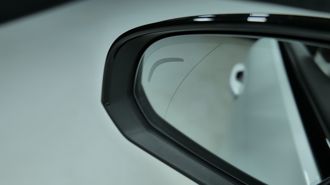 Esittelykuva Volvo XC40 täyssähköautosta.