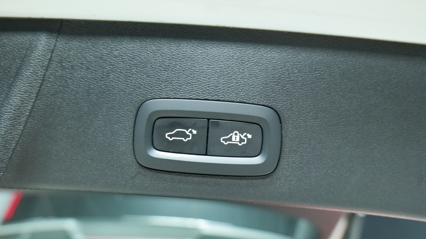 Esittelykuva Volvo XC40 täyssähköautosta.