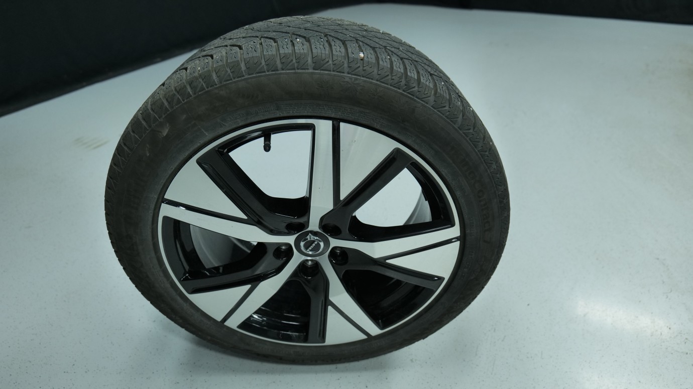 Esittelykuva Volvo XC40 täyssähköautosta.