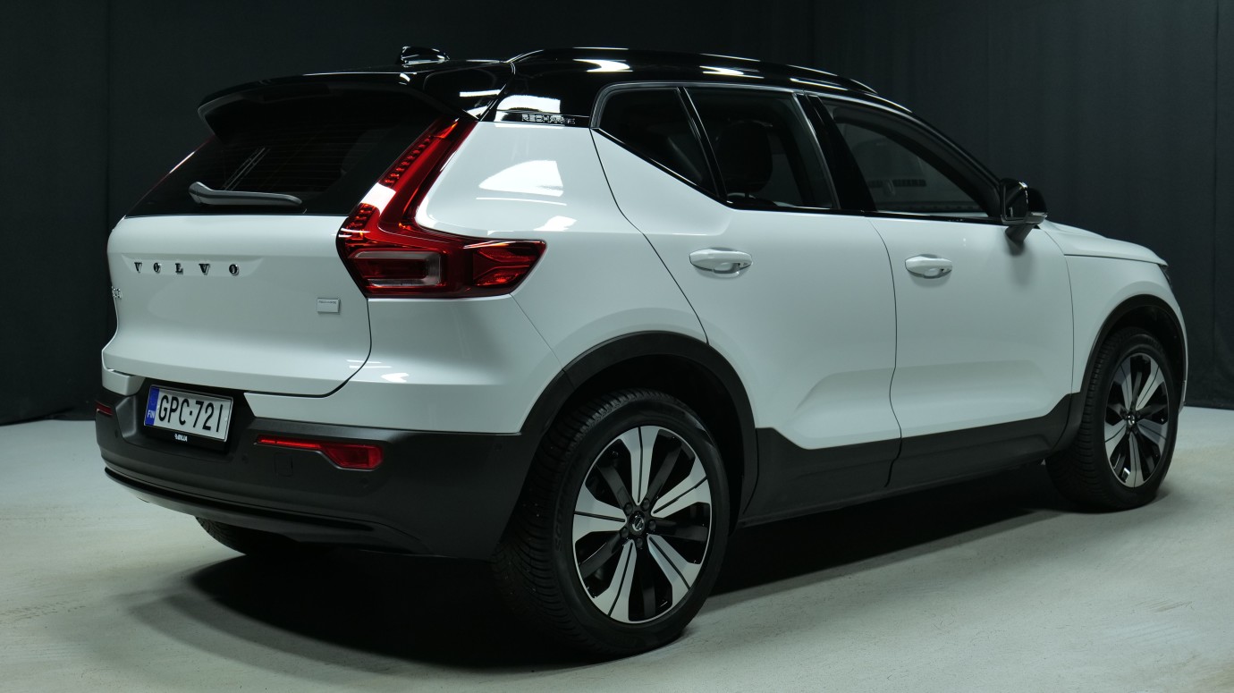 Esittelykuva Volvo XC40 täyssähköautosta.
