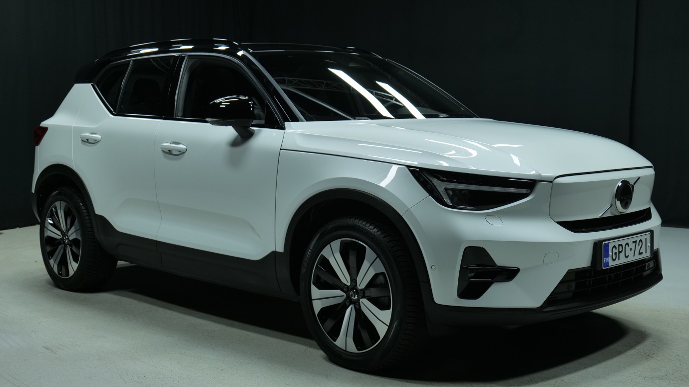 Esittelykuva Volvo XC40 täyssähköautosta.
