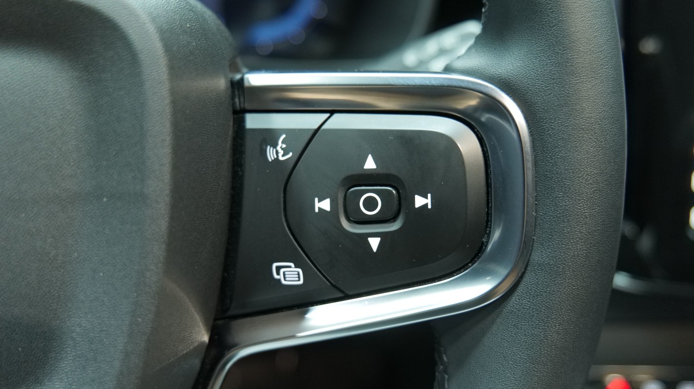 Esittelykuva Volvo XC40 täyssähköautosta.