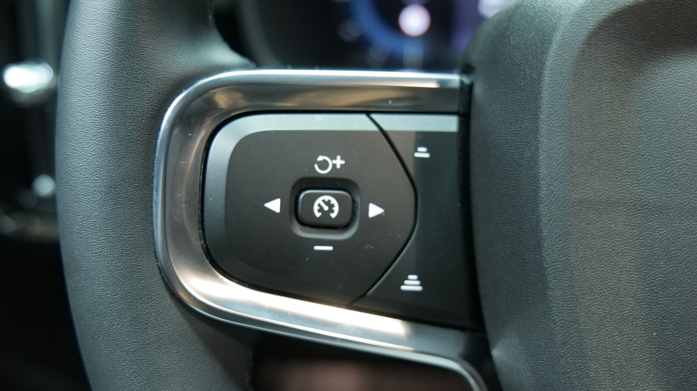 Esittelykuva Volvo XC40 täyssähköautosta.