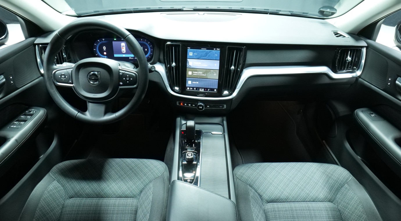 Esittelykuva Volvo V60 bensiiniautosta.