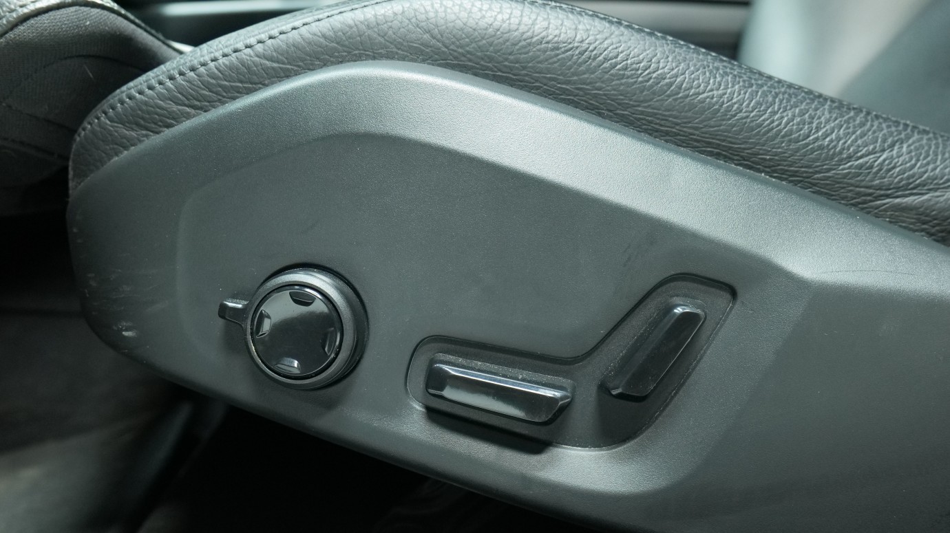 Esittelykuva Volvo V60 kevythybridiautosta.
