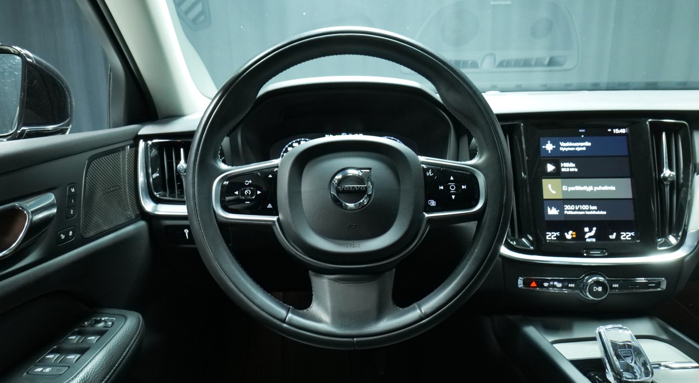 Esittelykuva Volvo V60 kevythybridiautosta.