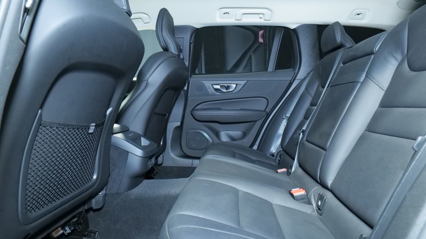 Esittelykuva Volvo V60 kevythybridiautosta.